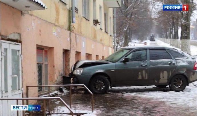 В Туле автомобиль врезался в стену дома В Туле автомобиль врезался в стену дома