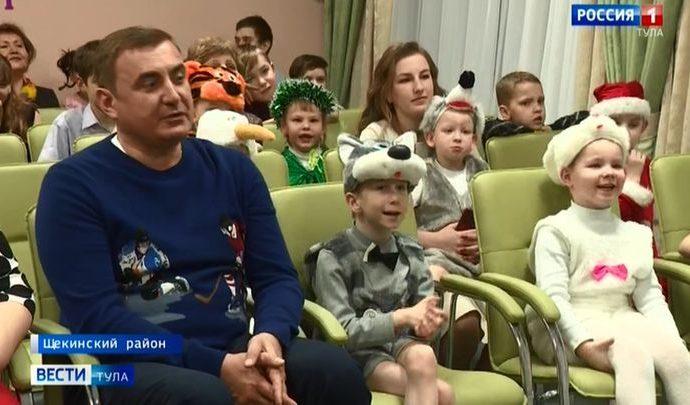 За несколько часов до Нового года губернатор поработал Дедом Морозом