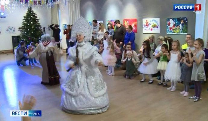 Юные туляки празднуют Новый год в традициях семьи Толстых