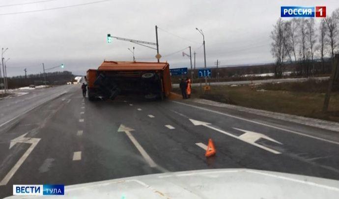Под Тулой у «КамАЗа» перевернулся прицеп