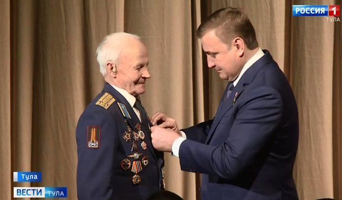 Алексей Дюмин вручил награды ветеранам