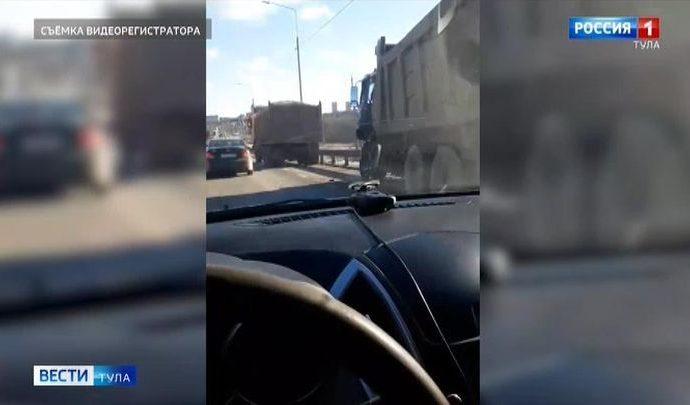 На Калужском шоссе в Большой Туле произошло ДТП с участием двух самосвалов