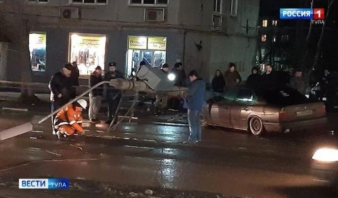 В Туле водитель иномарки сбил столб