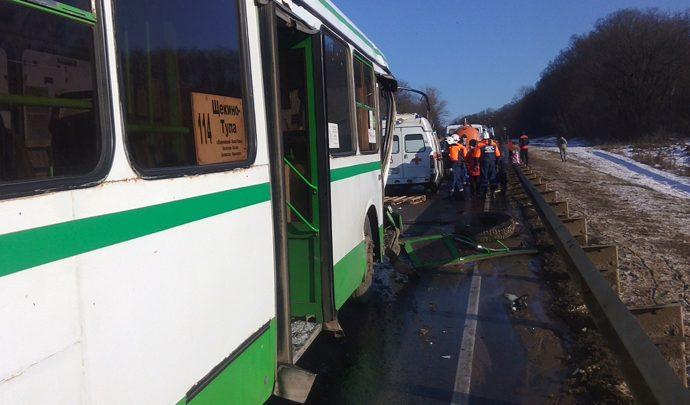 В Щекинском районе грузовик врезался в автобус