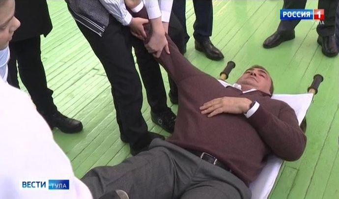 Во время посещения Кимовского района Алексей Дюмин оказался на носилках