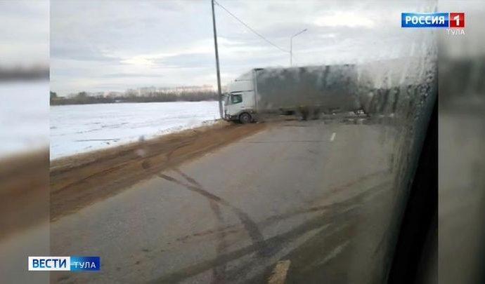 В Тульской области фуру развернуло от сильного бокового ветра