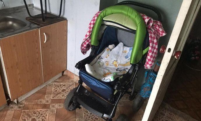 Жительница Новомосковска украла детскую коляску из поликлиники