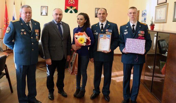 В Новомосковске наградили девушку, не допустившую возгорания машины