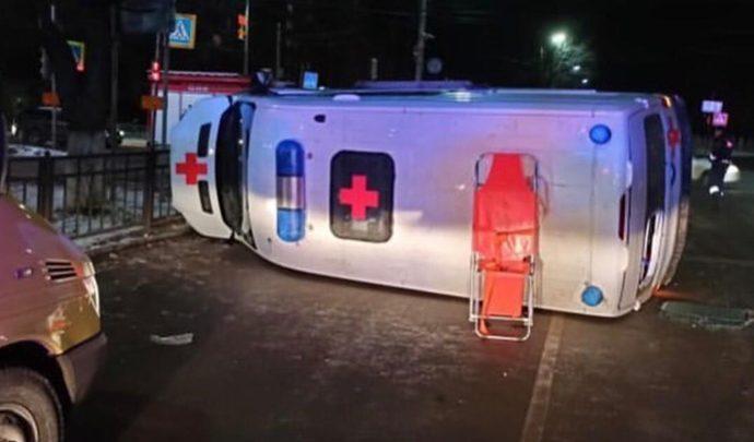 В Туле перевернулась машина скорой помощи