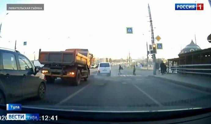 Летевший на красный микроавтобус чуть не сбил пешеходов в Туле