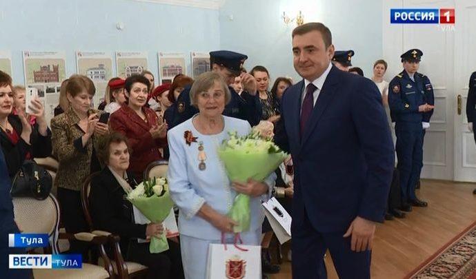 Главный мужчина региона поздравил тулячек