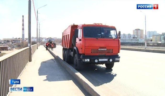 Тульские коммунальщики приступили к уборке городских улиц от зимнего смета