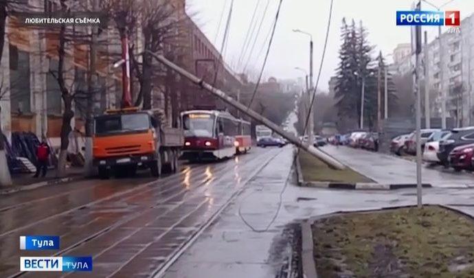 В Туле манипулятор повалил электрический столб