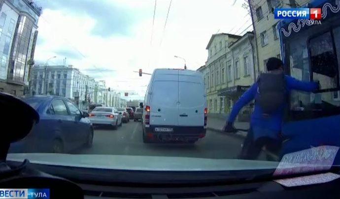 В Туле разъярённый велосипедист разбил стекло в автобусе