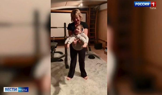 Глава Тулы выполнила упражнения с ребенком на руках