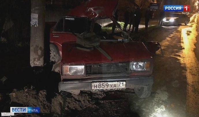 В Новомосковске автомобиль «ВАЗ» врезался в бетонный столб