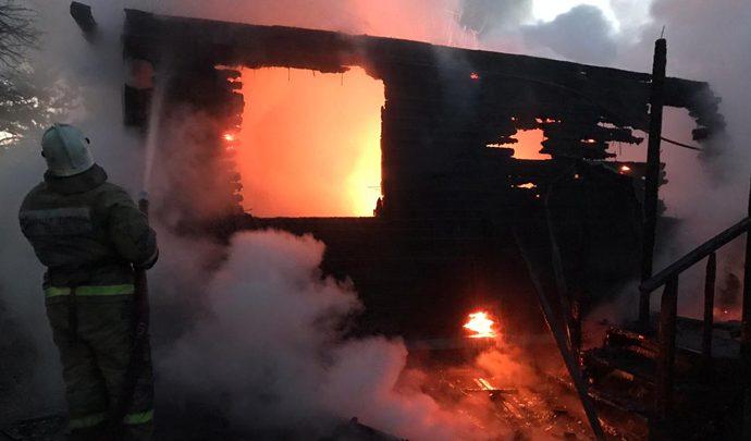 В Заокском районе в сгоревшем доме обнаружили тела трех человек