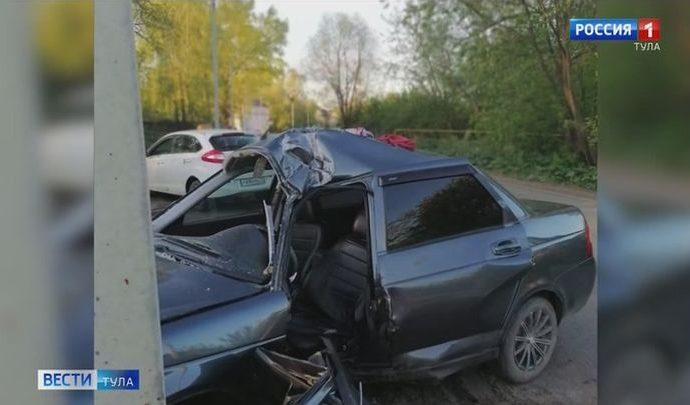 В Донском «Приора» врезалась в столб