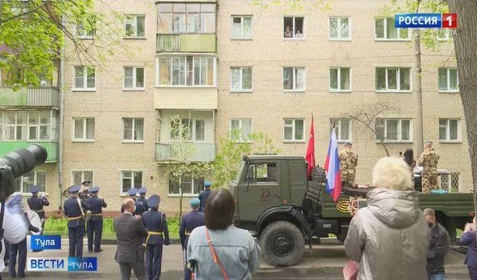 В Туле провели парад для одного ветерана