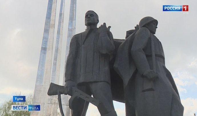 Площадь Победы в Туле преобразилась после ремонта На площади в Туле развернут огромную копию Знамени Победы