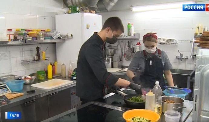 Повара тульской энотеки кормят медиков ресторанными блюдами