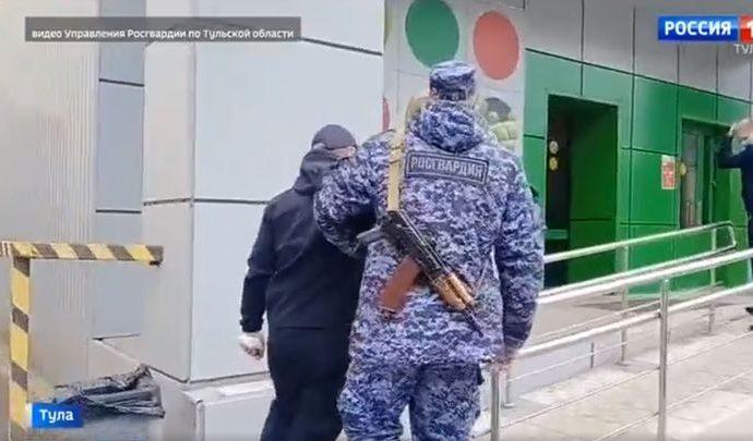 Туляк с похищенным алкоголем выбежал из магазина в руки росгвардейцам