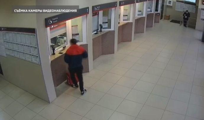 Житель Ельца прикарманил телефон на вокзале в Туле
