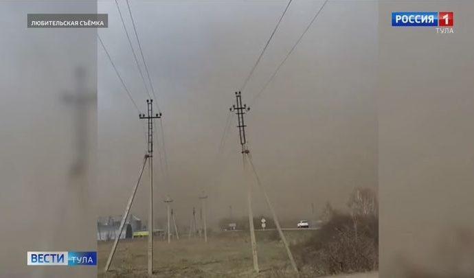 Сухая и ветреная погода на днях стала причиной появления в Тульской области пыльных бурь