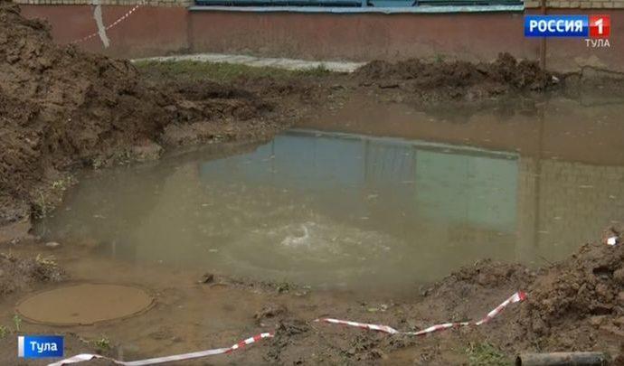Многоэтажку на Токарева затапливает из бесхозной трубы