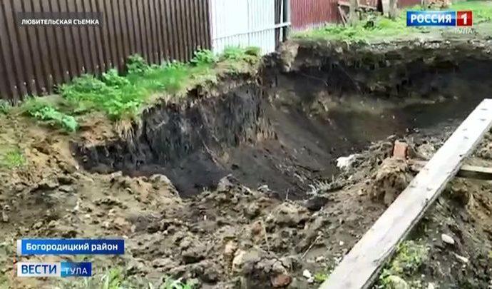 Про яму в селе Бахметьево коммунальщики забыли на полгода