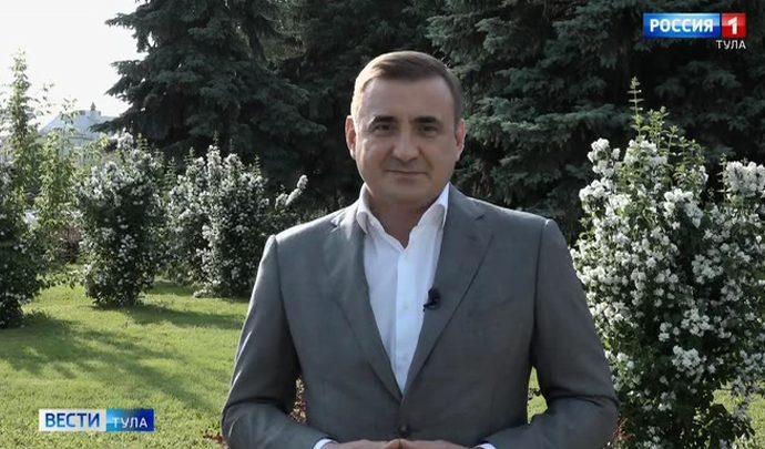 Алексей Дюмин поздравил выпускников с окончанием школы