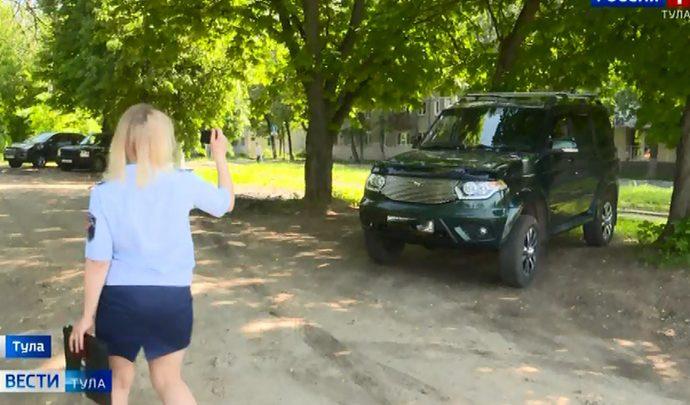 В Туле еженедельно выявляют до 60 автомобилей, припаркованных на газонах