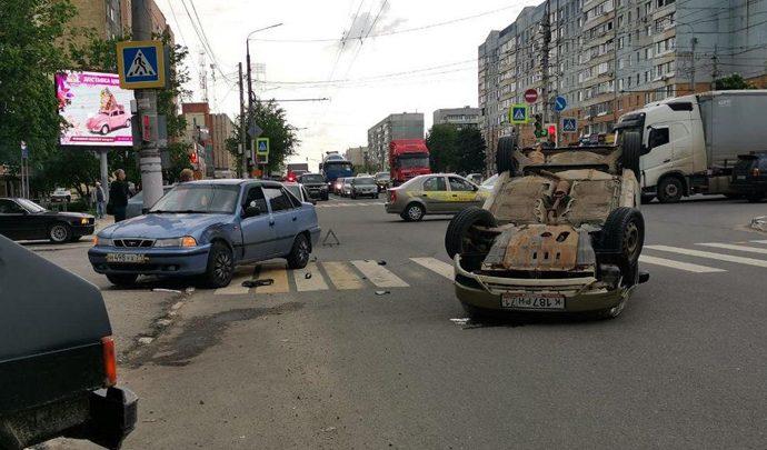 В Туле перевернулась иномарка