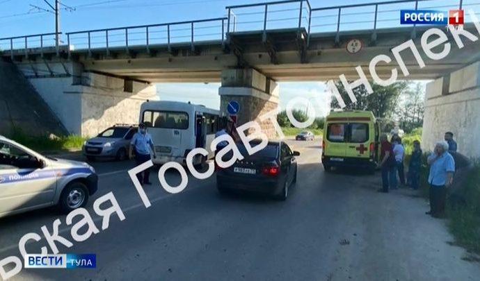 В Туле автобус с пассажирами въехал в опору моста