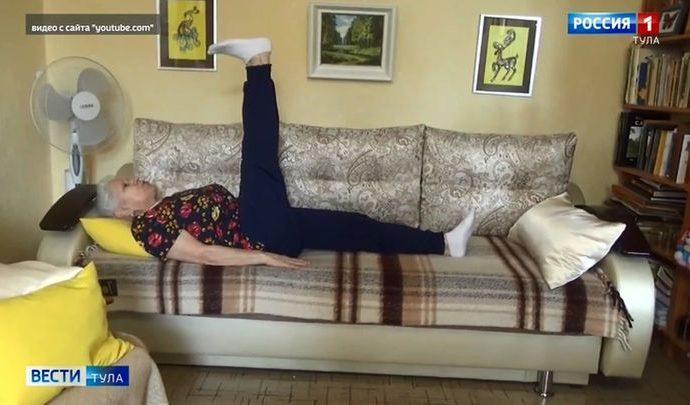 Врачи посоветовали меньше лежать тем, кто остался дома