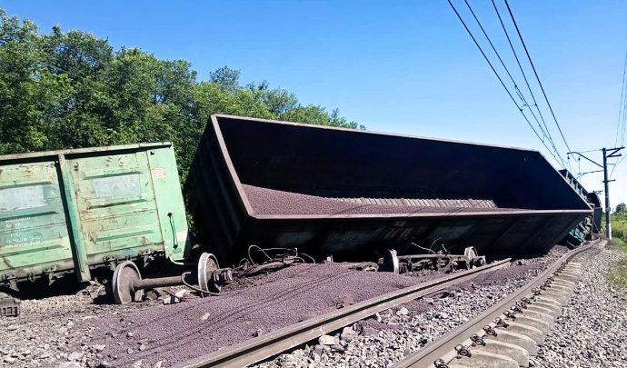 Под Тулой с рельсов сошли 15 вагонов грузового поезда
