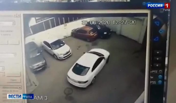 В Туле автоледи на дорогой иномарке снесла ворота автосервиса (видео)