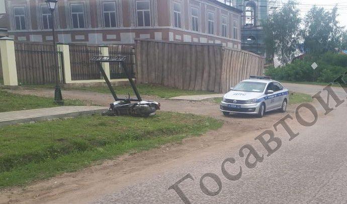 В Крапивне водителя скутера остановил рекламный щит