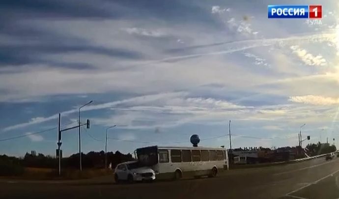 В Новомосковске автобус после удара протащил легковушку