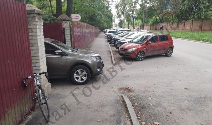 В Туле водитель кроссовера сбил велосипедиста на тротуаре