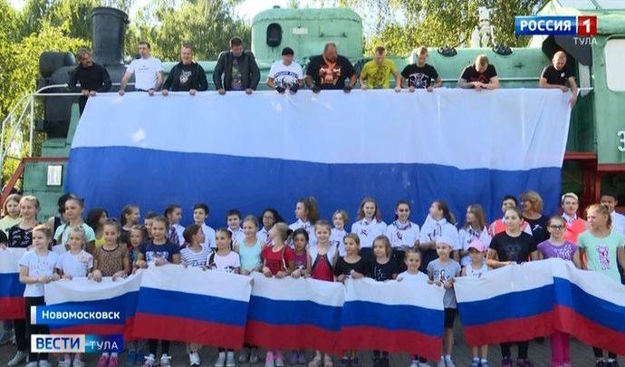 День флага России юные железнодорожники отметили под рёв моторов