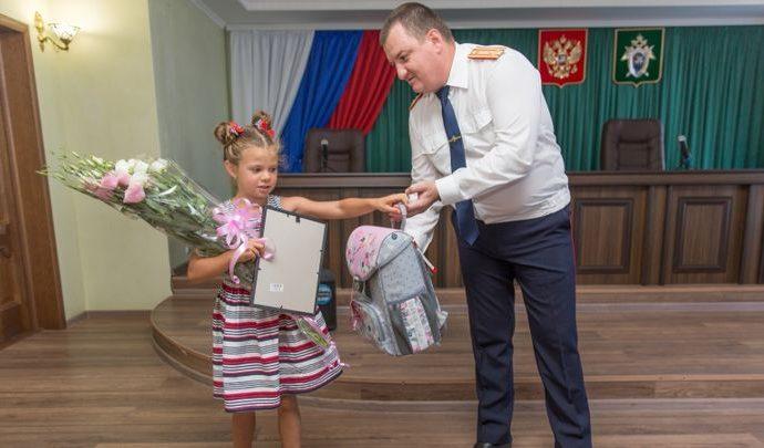 Крымские следователи наградили 7-летнюю тулячку, спасшую тонущего мальчика