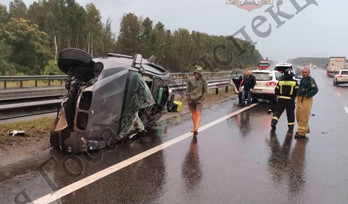 На трассе «Дон» внедорожник налетел на металлическое ограждение
