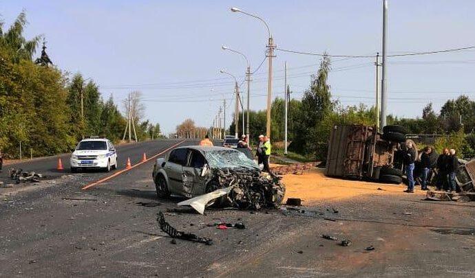В Тульской области водитель легковушки выскочил наперерез грузовикам
