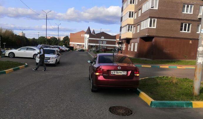 Мальчик на самокате попал под машину в тульском дворе