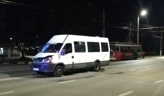 В Туле водитель троллейбуса был сбит маршруткой