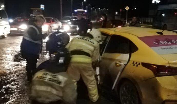 В ДТП с участием такси и автобуса в Туле погиб человек