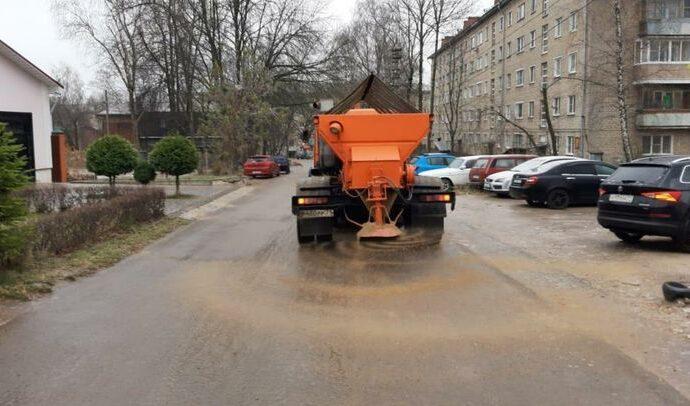 Тысячу тонн песка с солью высыпали на улицы Тулы
