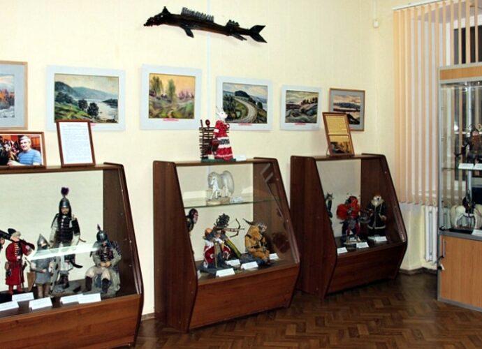 В Алексинском художественно-краеведческом музее открылась выставка «Авторская кукла Юрия Фадеева»
