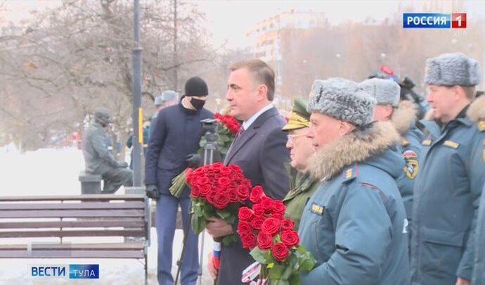 Алексей Дюмин возложил цветы к памятнику пожарным и спасателям в Москве